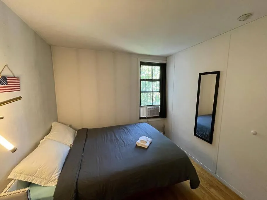 Comfy Room At Great Townhouse In Williamsburg New York 0*,