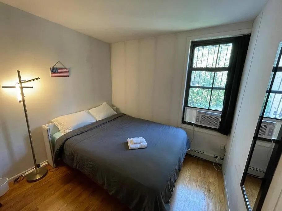 Comfy Room At Great Townhouse In Williamsburg location